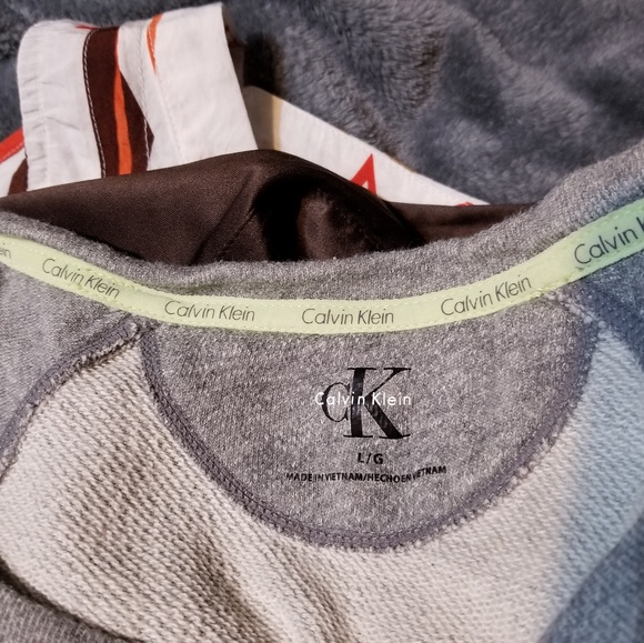 SALE! Calvin Klein Crew Neck Sweater - Picture 4 of 4